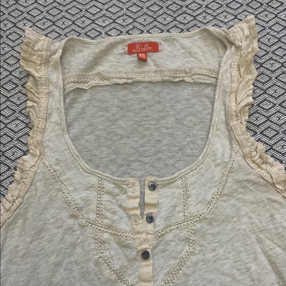 Gentle used Hi*Line Women's Cream Sleeveless Top size: XS - Picture 3 of 7